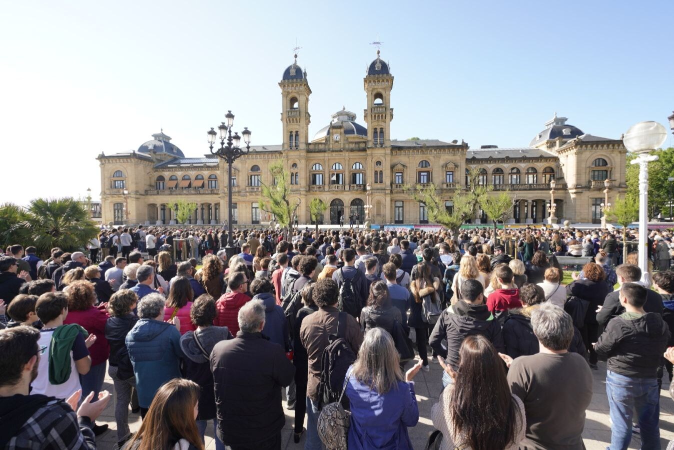 Más de un millar de personas han mostrado este lunes por la tarde su solidaridad a la familia del joven de 17 años fallecido el domingo tras sufrir una paliza.