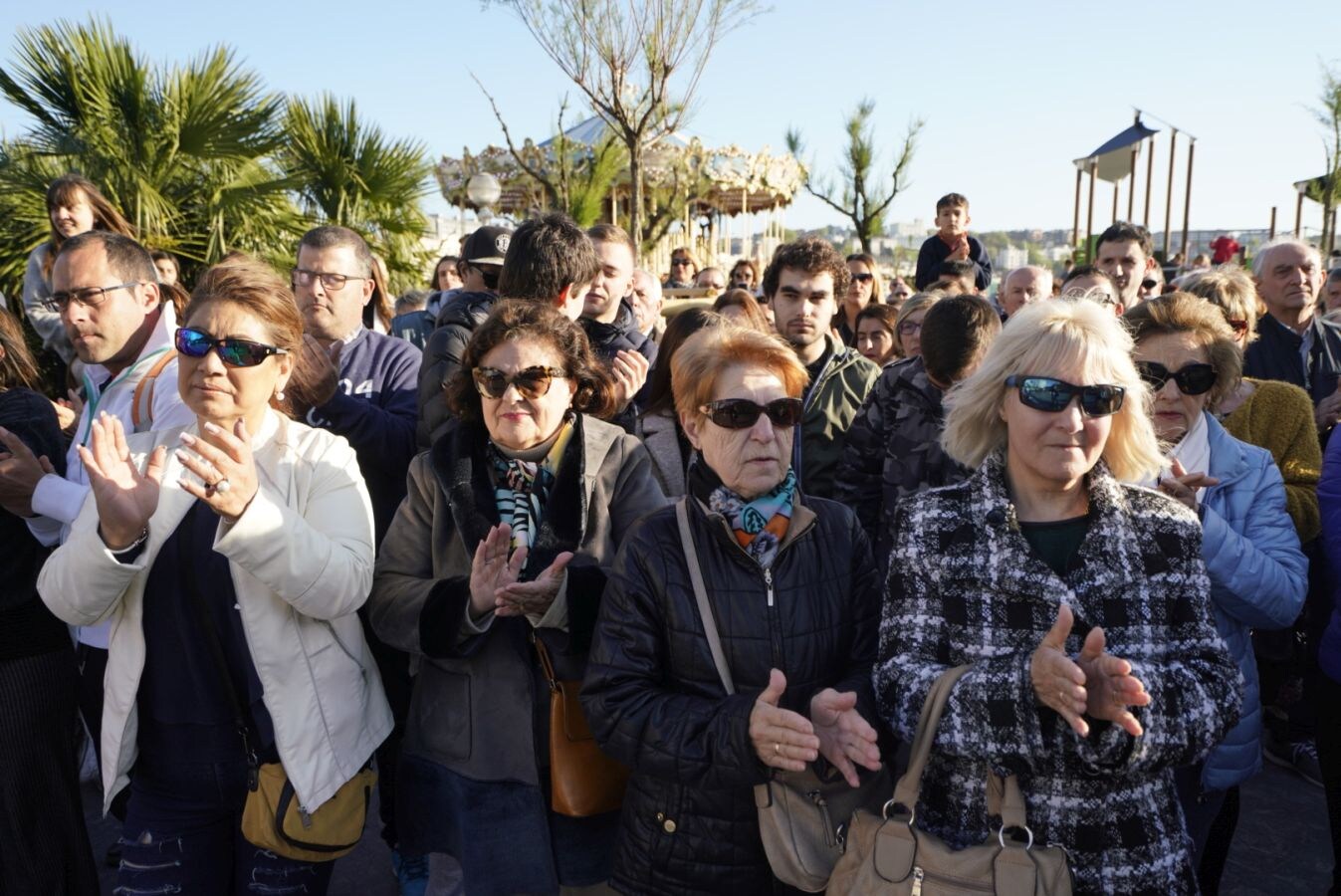 Más de un millar de personas han mostrado este lunes por la tarde su solidaridad a la familia del joven de 17 años fallecido el domingo tras sufrir una paliza.