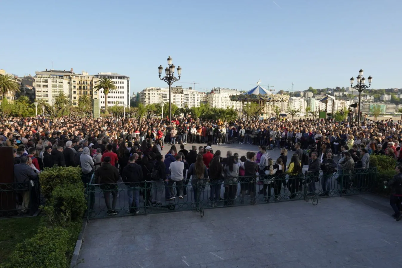 Más de un millar de personas han mostrado este lunes por la tarde su solidaridad a la familia del joven de 17 años fallecido el domingo tras sufrir una paliza.