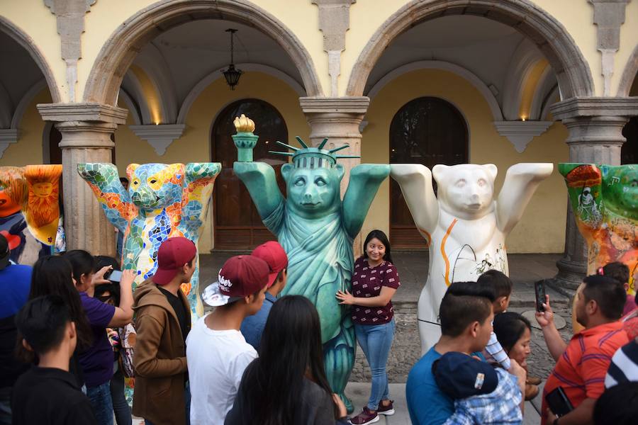 Los osos que ya han visitado ciudades como Paris, Sidney oBuenos Aires, entre otras, se encuentran en exhibición en Guatemala. Los United Buddy Bears personifican a los países miembros de la Organización de las Naciones Unidas.