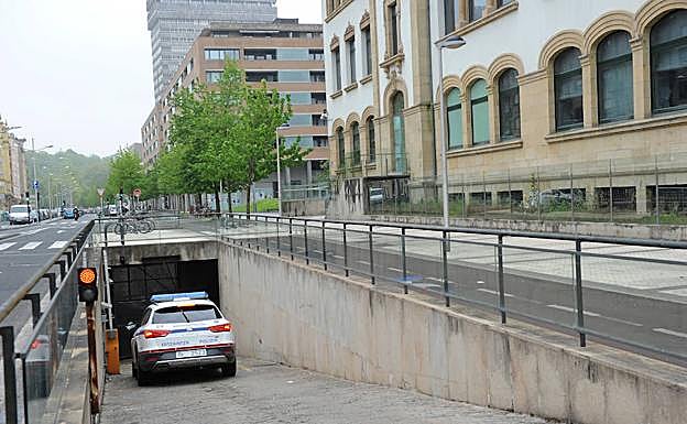 Un coche patrulla de la Ertzaintza accede al sótano del Palacio de Justicia en el traslado de uno de los detenidos.