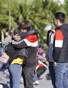 Imagen secundaria 2 - Más de un millar de personas se concentran frente al Ayuntamiento en repulsa por la muerte del joven agredido en Donostia