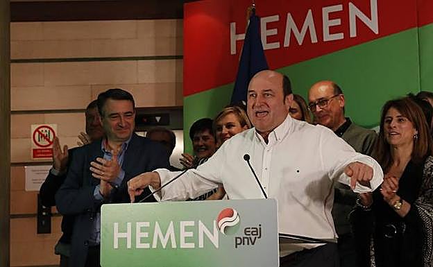 Andoni Ortuzar se dirige exultante a los simpatizantes del PNV en la sede bilbaína de Sabin Etxea junto a Aitor Esteban e Iñigo Urkullu.