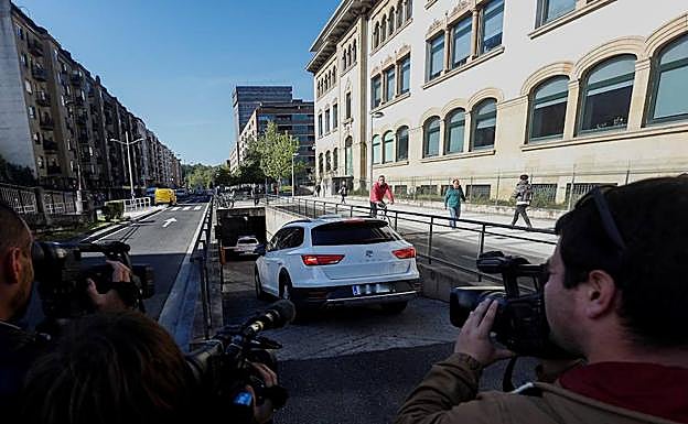 Un coche de la Ertzaintza accede al garaje del Palacio de Justicia de San Sebastián, donde este lunes declaran ante el juez los siete detenidos.