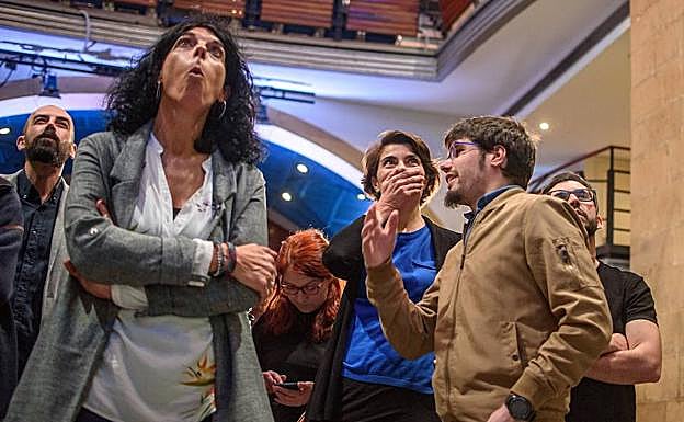 Lander Martínez, a la derecha; Eukene Arana, a la izquierda, y Rosa Martínez siguen junto a compañeros de la coalición los resultados en su sede de Bilbao.