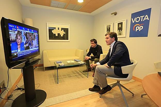 Íñigo Arcauz, junto a su director de campaña, Txema Murguiondo, siguieron ayer los resultados en la sede donostiarra.
