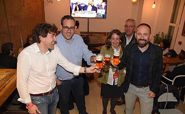 Eneko Andueza, Mikel Durán, Marisol Garmendia y Denis Itxaso celebran el triunfo de Sánchez ayer en la sede del PSE-EE de Gipuzkoa.