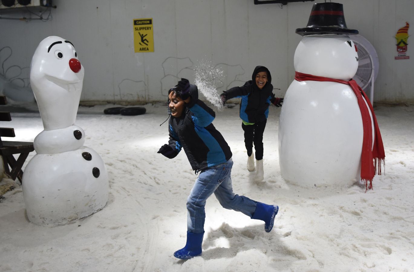 Varios niños juegan con nieve en el 'Iceberg Snow World', un parque cubierto de nieve, para combatir la ola de calor en la localidad india de Ahmedabad El Departamento Meteorológico de India (IMD) ha emitido una alerta roja por altas temperaturas
