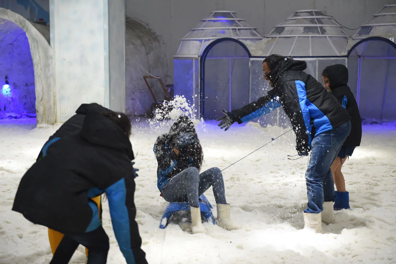 Varios niños juegan con nieve en el 'Iceberg Snow World', un parque cubierto de nieve, para combatir la ola de calor en la localidad india de Ahmedabad El Departamento Meteorológico de India (IMD) ha emitido una alerta roja por altas temperaturas