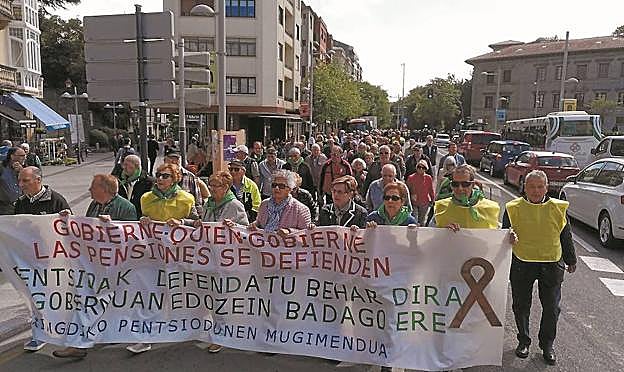 Manifestación. Los pensionistas locales salieron a la calle con sus reivindicaciones al día siguiente de las elecciones. 