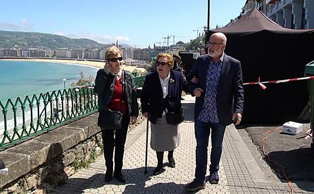 Fernando Aramburu, junto a su madre y hermana en la calle Miraconcha.