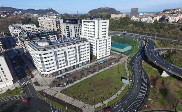 Parcela con forma de vela al lado de la rotonda de Riberas de Loiola donde se construirán 100 apartamentos.