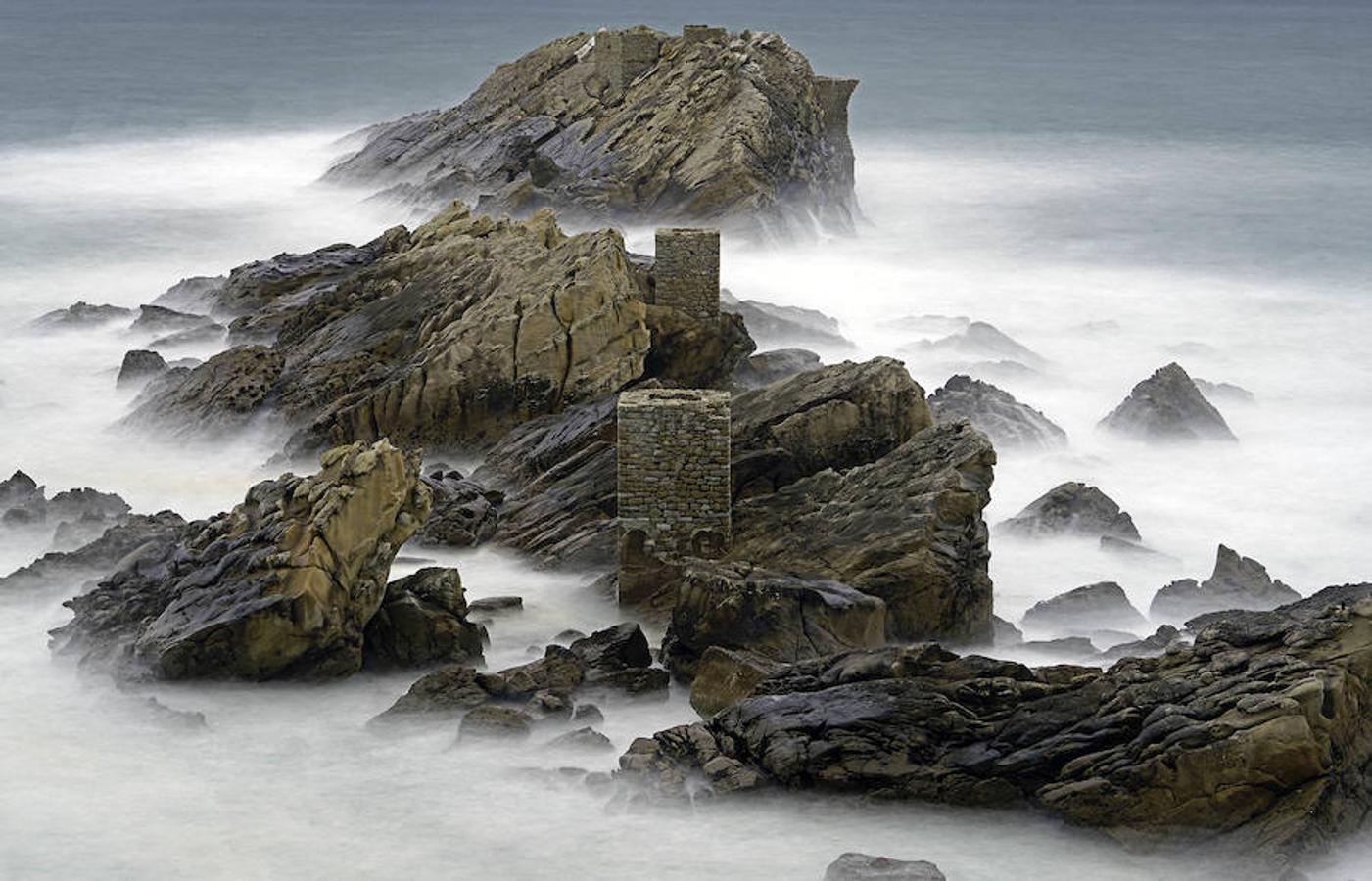 En esos cuatro pilares de piedra sobre roca y mar. Se asentaba el mecano de Mollarri. El hierro se descargaba a los barcos. 