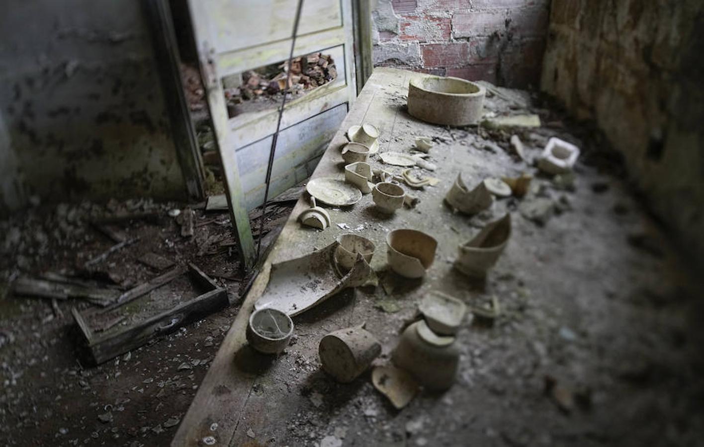 Restos de piezas que los museos atesorarían. No es imagen histórica sino una fotografía reciente del interior de la Alfarería Guipuzcoana. 