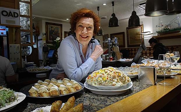 Amaia Ortuzar, tras la apetitosa barra llena de pintxos del Ganbara
