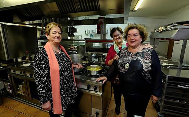 María Ángeles Huici entre sus cuñadas María Luisa y María Jesús Bengoetxea, en el restaurante Fagollaga