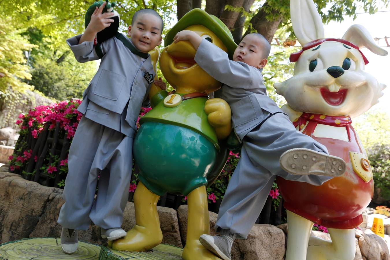 Monjes novicios surcoreanos disfrutan de su visita a Everland, el parque de diversiones más grande de Corea del Sur. Los niños están experimentando la vida monástica en las tres semanas previas al próximo cumpleaños de Buda el 12 de mayo.