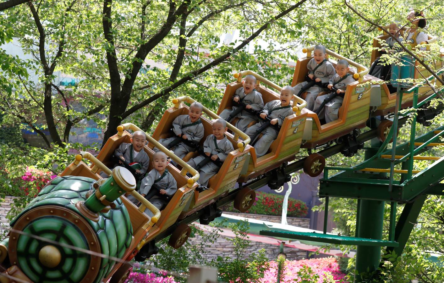 Monjes novicios surcoreanos disfrutan de su visita a Everland, el parque de diversiones más grande de Corea del Sur. Los niños están experimentando la vida monástica en las tres semanas previas al próximo cumpleaños de Buda el 12 de mayo.