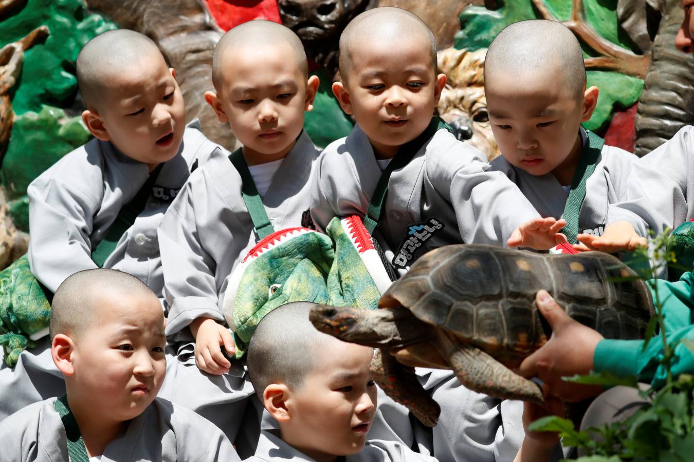 Monjes novicios surcoreanos disfrutan de su visita a Everland, el parque de diversiones más grande de Corea del Sur. Los niños están experimentando la vida monástica en las tres semanas previas al próximo cumpleaños de Buda el 12 de mayo.