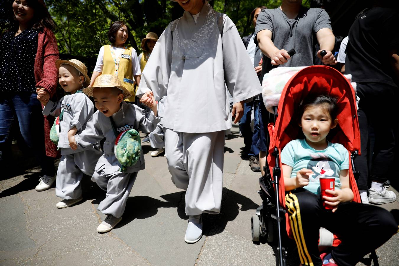 Monjes novicios surcoreanos disfrutan de su visita a Everland, el parque de diversiones más grande de Corea del Sur. Los niños están experimentando la vida monástica en las tres semanas previas al próximo cumpleaños de Buda el 12 de mayo.