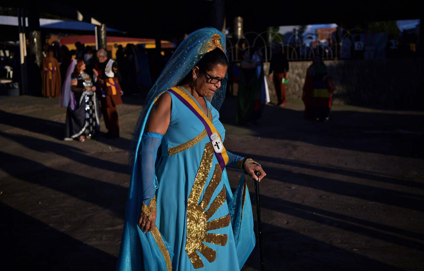 Ninfas, mujeres devotas de la comunidad religiosa de 'Vale do Amanhecer', oran durante su ceremonia más grande del año en el complejo de templos de Vale do Amanhecer, una comunidad a las afueras de Planaltina, a 50 km de la capital brasileña, Brasilia. Esta comunidad ecléctica celebra su ritual más importante del año para honrar a los medios que se comunican con los espíritus buenos y malos. El grupo combina una variedad de prácticas religiosas, incluidas cristianas e hindúes, con símbolos tomados de los incas y mayas, así como una creencia en la vida extraterrestre y los viajes intergalácticos. Con unos 600 templos en todo Brasil, Portugal, Alemania, Japón, Bolivia, Uruguay y los Estados Unidos, el movimiento religioso afirma tener 800,000 miembros.