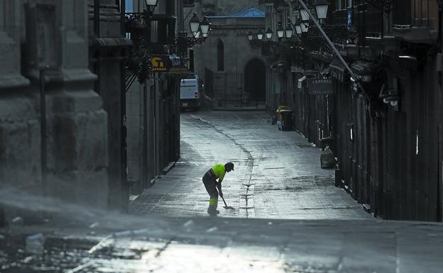 Un operario municipal se encarga de las labores de limpieza en la calle 31 de Agosto.