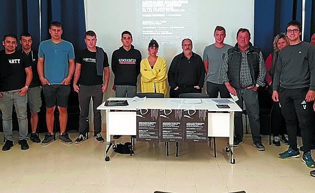 Miembros de la Jai Batzordea, e integrantes de Sokamuturra Bai y de Askekintza, en Biteri. 