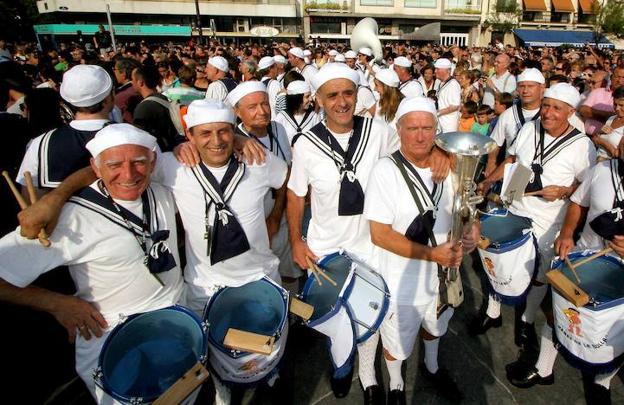 Los Bebés de la Bulla, al inicio de la Semana Grande, en 2011. A la izquierda, Manolo García, el presidente. 