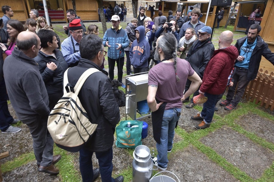 Comienza la feria del queso vasco de Idiazabal. Un total de 29 fabricantes de queso de Euskadi, Iparralde y Navarra han acercado sus quesos a la plaza mayor de Idiazabal, escenario de gran parte de los actos organizados con motivo de esta feria. 
