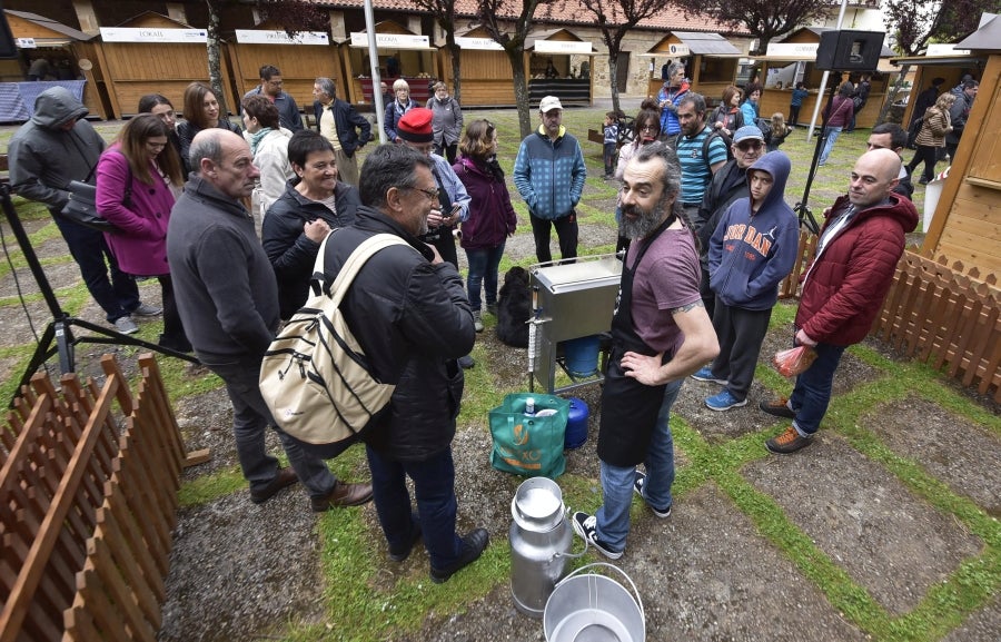 Comienza la feria del queso vasco de Idiazabal. Un total de 29 fabricantes de queso de Euskadi, Iparralde y Navarra han acercado sus quesos a la plaza mayor de Idiazabal, escenario de gran parte de los actos organizados con motivo de esta feria. 