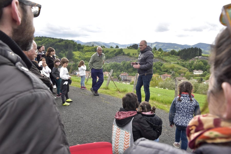 Comienza la feria del queso vasco de Idiazabal. Un total de 29 fabricantes de queso de Euskadi, Iparralde y Navarra han acercado sus quesos a la plaza mayor de Idiazabal, escenario de gran parte de los actos organizados con motivo de esta feria. 