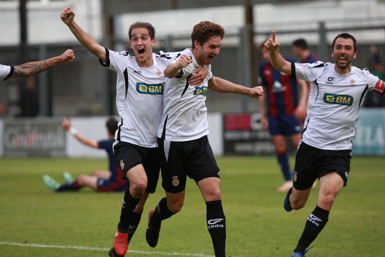 Los irundarras han derrotado por 2-0 al Vitoria en Gal.