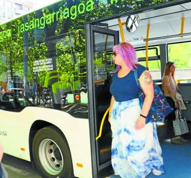 Una viajera desciende de un autobús. 