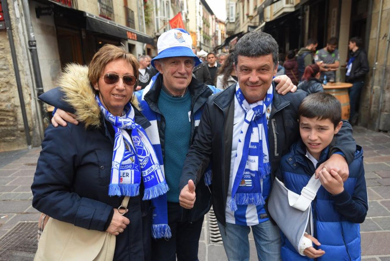 Numerosos afiicionados realistas se han acercado a Vitoria para animar a la Real Sociedad 