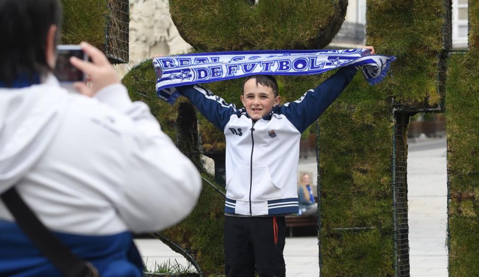 Numerosos afiicionados realistas se han acercado a Vitoria para animar a la Real Sociedad 