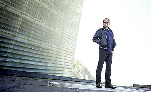 Ruper Ordorika posa en el exterior del Auditorio Kursaal, donde actua hoy domingo acompañando por sus Mugalaris.