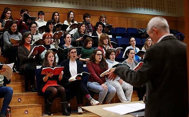 Sainz Alfaro dirige un ensayo del Orfeón en su sede.