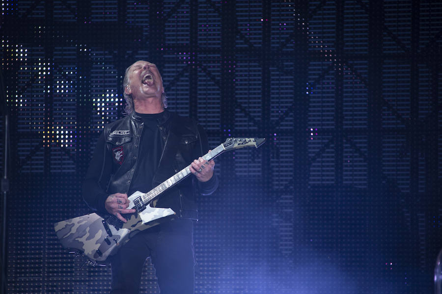 El concierto más multitudinario de Metallica en España, probablemente también uno de los más numerosos de su propia historia, se ha celebrado este viernes ante una multitud intergeneracional de seguidores ante los que han querido mostrar que, tras casi 40 años, siguen «creyendo en el sueño» del rock espinoso.