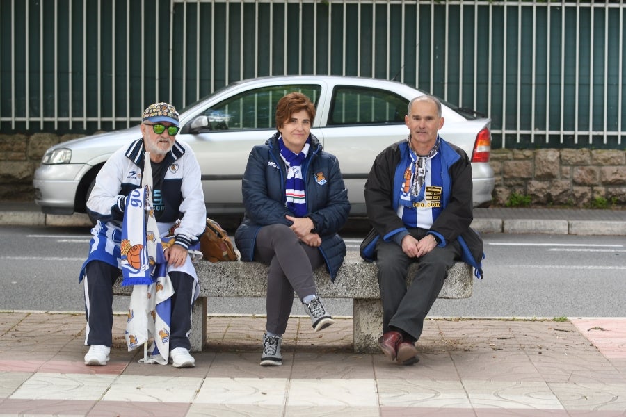 Numerosos afiicionados realistas se han acercado a Vitoria para animar a la Real Sociedad.