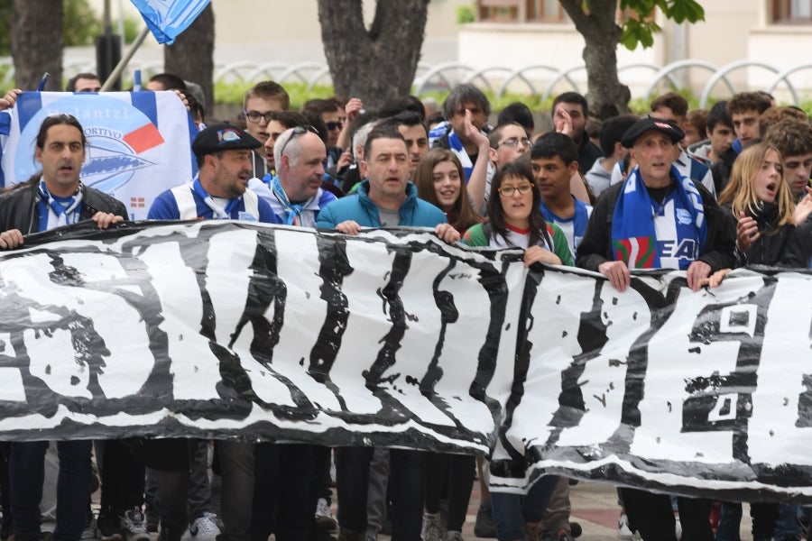 Numerosos afiicionados realistas se han acercado a Vitoria para animar a la Real Sociedad.