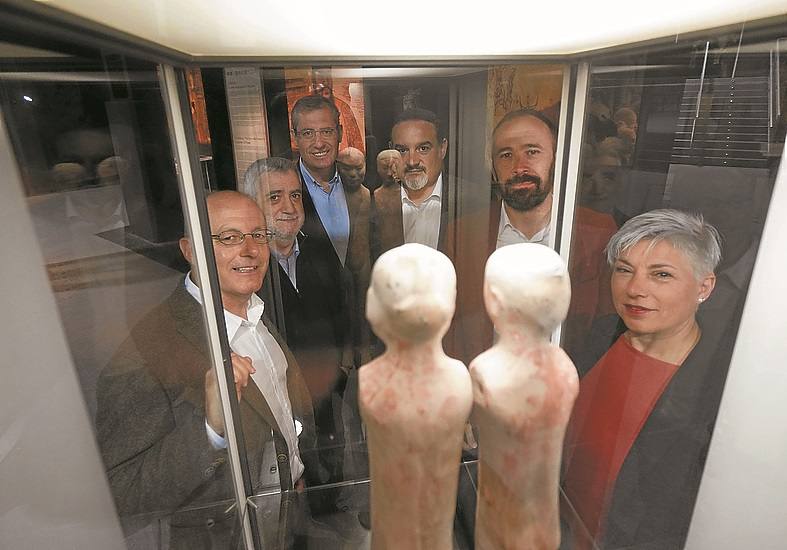 Los seis candidatos a diputado general, visitando las distintas vitrinas de la exposición, y charlando en el exterior de Casa Ciriza. 