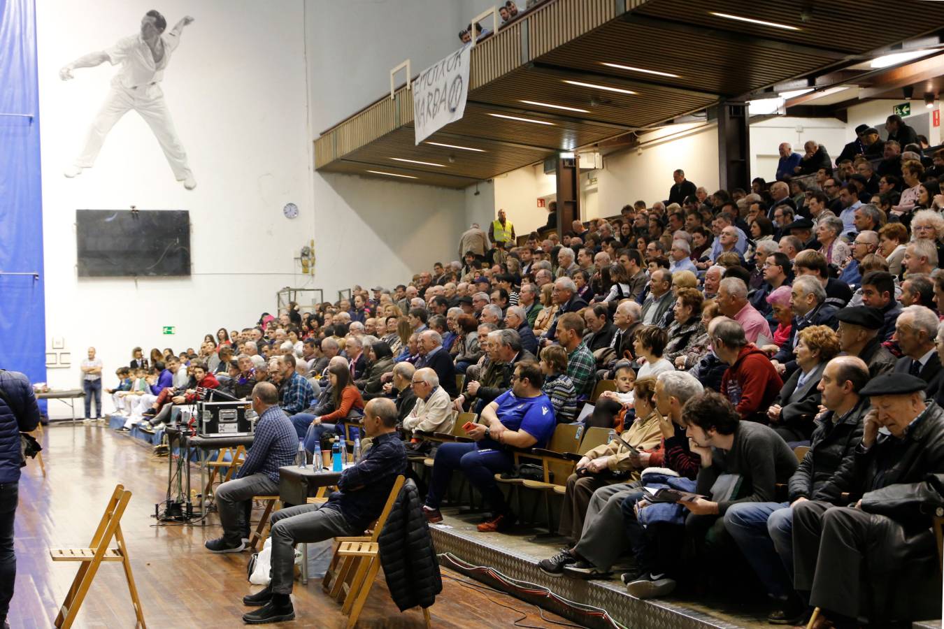 Juan Martínez de Irujo realizó el saque de honor. 