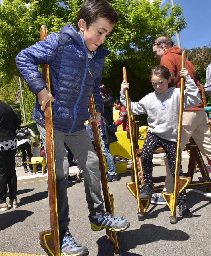Idiazabal se vistió de gala para celebrar una de las citas fetivas más importante de la localidad, la Feria del Queso Vasco . Cientos de personas aprovecharon la soleada jornada para acercarse hasta allí y partipar en los numerosos actos y actividades organizadas a lo largo de la mañana de ayer. Una feria que reunió a 29 productores de queso con Denominación de Origen Idiazabal y Ossau Iraty.