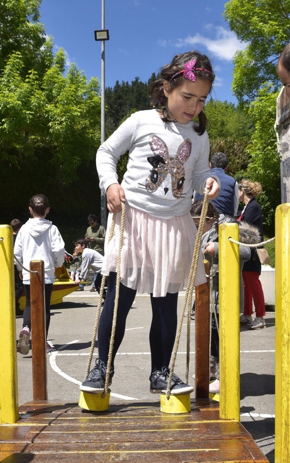 Idiazabal se vistió de gala para celebrar una de las citas fetivas más importante de la localidad, la Feria del Queso Vasco . Cientos de personas aprovecharon la soleada jornada para acercarse hasta allí y partipar en los numerosos actos y actividades organizadas a lo largo de la mañana de ayer. Una feria que reunió a 29 productores de queso con Denominación de Origen Idiazabal y Ossau Iraty.