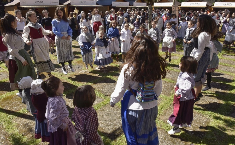 Idiazabal se vistió de gala para celebrar una de las citas fetivas más importante de la localidad, la Feria del Queso Vasco . Cientos de personas aprovecharon la soleada jornada para acercarse hasta allí y partipar en los numerosos actos y actividades organizadas a lo largo de la mañana de ayer. Una feria que reunió a 29 productores de queso con Denominación de Origen Idiazabal y Ossau Iraty.