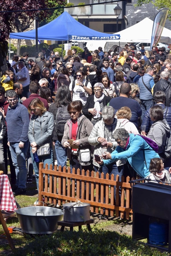 Idiazabal se vistió de gala para celebrar una de las citas fetivas más importante de la localidad, la Feria del Queso Vasco . Cientos de personas aprovecharon la soleada jornada para acercarse hasta allí y partipar en los numerosos actos y actividades organizadas a lo largo de la mañana de ayer. Una feria que reunió a 29 productores de queso con Denominación de Origen Idiazabal y Ossau Iraty.