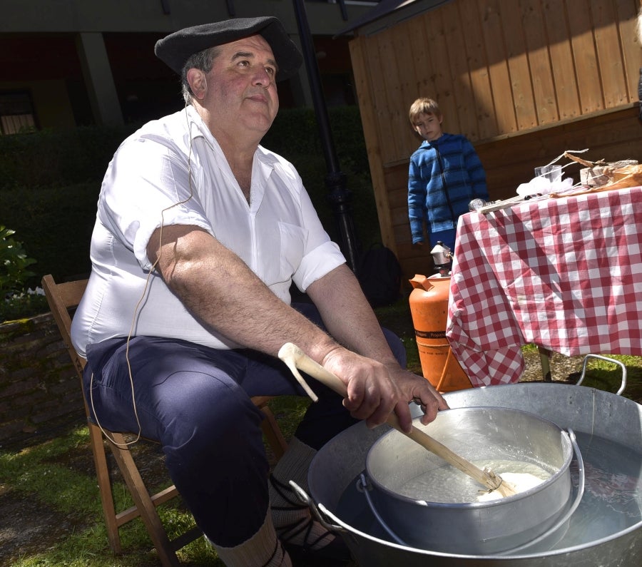 Idiazabal se vistió de gala para celebrar una de las citas fetivas más importante de la localidad, la Feria del Queso Vasco . Cientos de personas aprovecharon la soleada jornada para acercarse hasta allí y partipar en los numerosos actos y actividades organizadas a lo largo de la mañana de ayer. Una feria que reunió a 29 productores de queso con Denominación de Origen Idiazabal y Ossau Iraty.