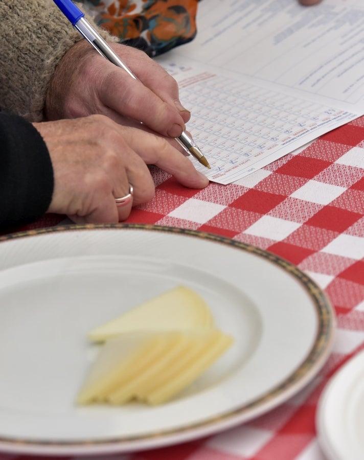 Idiazabal se vistió de gala para celebrar una de las citas fetivas más importante de la localidad, la Feria del Queso Vasco . Cientos de personas aprovecharon la soleada jornada para acercarse hasta allí y partipar en los numerosos actos y actividades organizadas a lo largo de la mañana de ayer. Una feria que reunió a 29 productores de queso con Denominación de Origen Idiazabal y Ossau Iraty.