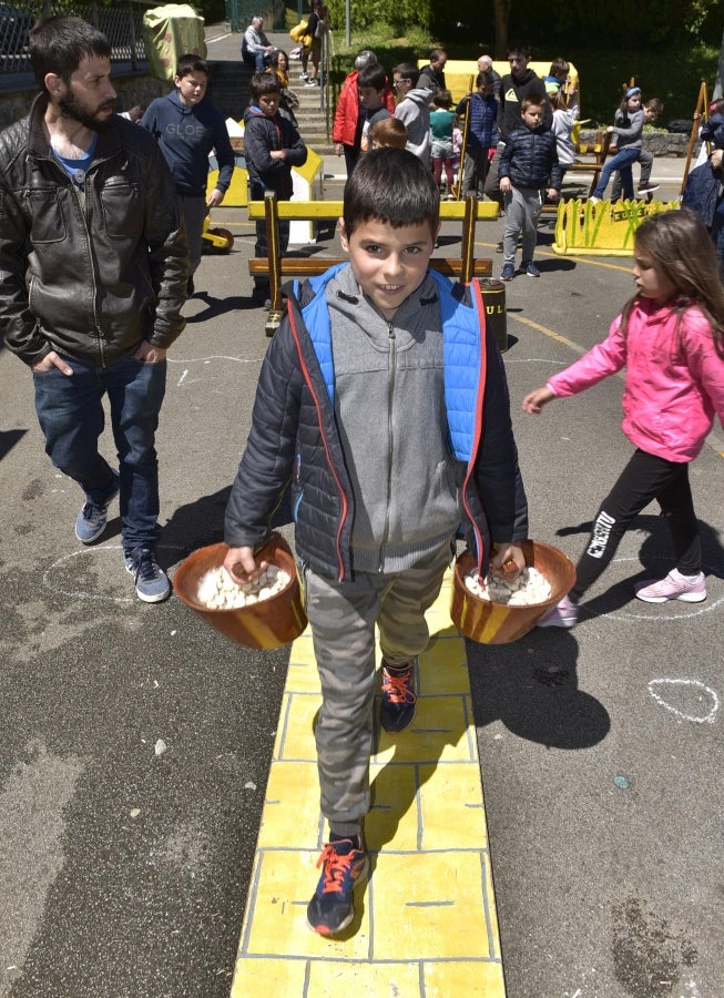 Idiazabal se vistió de gala para celebrar una de las citas fetivas más importante de la localidad, la Feria del Queso Vasco . Cientos de personas aprovecharon la soleada jornada para acercarse hasta allí y partipar en los numerosos actos y actividades organizadas a lo largo de la mañana de ayer. Una feria que reunió a 29 productores de queso con Denominación de Origen Idiazabal y Ossau Iraty.