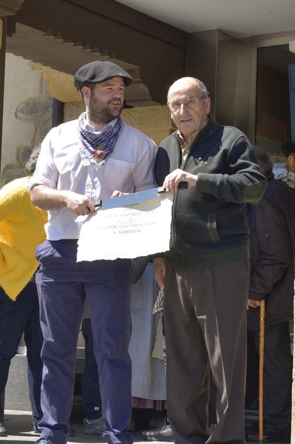 Idiazabal se vistió de gala para celebrar una de las citas fetivas más importante de la localidad, la Feria del Queso Vasco . Cientos de personas aprovecharon la soleada jornada para acercarse hasta allí y partipar en los numerosos actos y actividades organizadas a lo largo de la mañana de ayer. Una feria que reunió a 29 productores de queso con Denominación de Origen Idiazabal y Ossau Iraty.